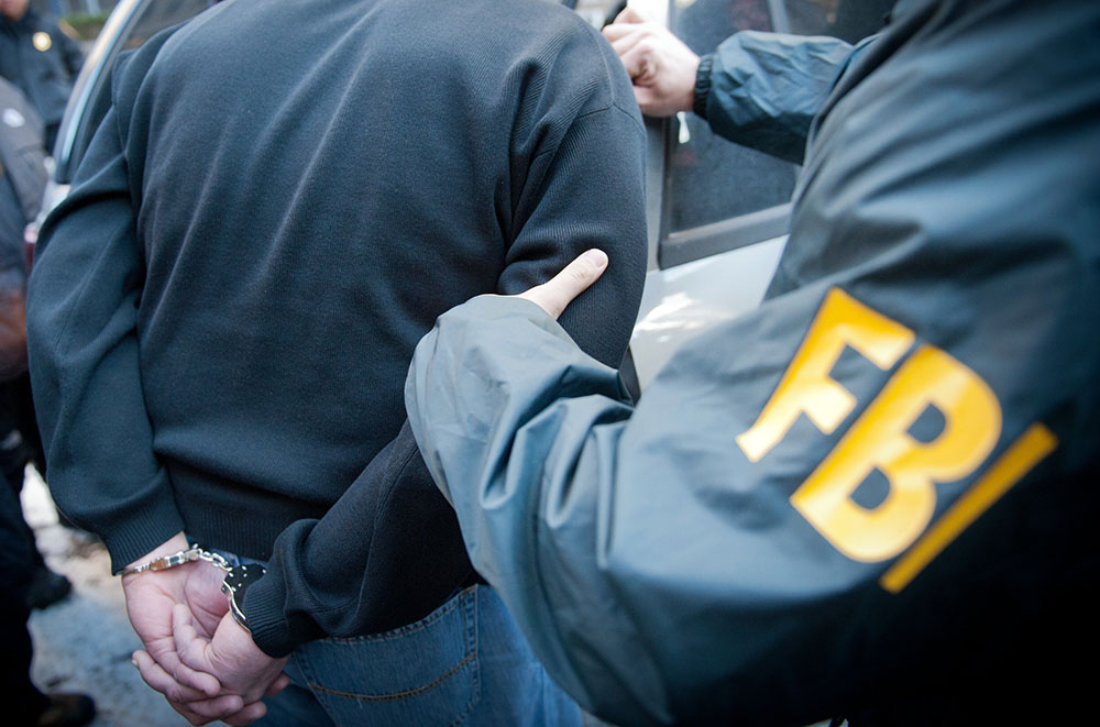 Сотрудники ФБР проводят задержание
