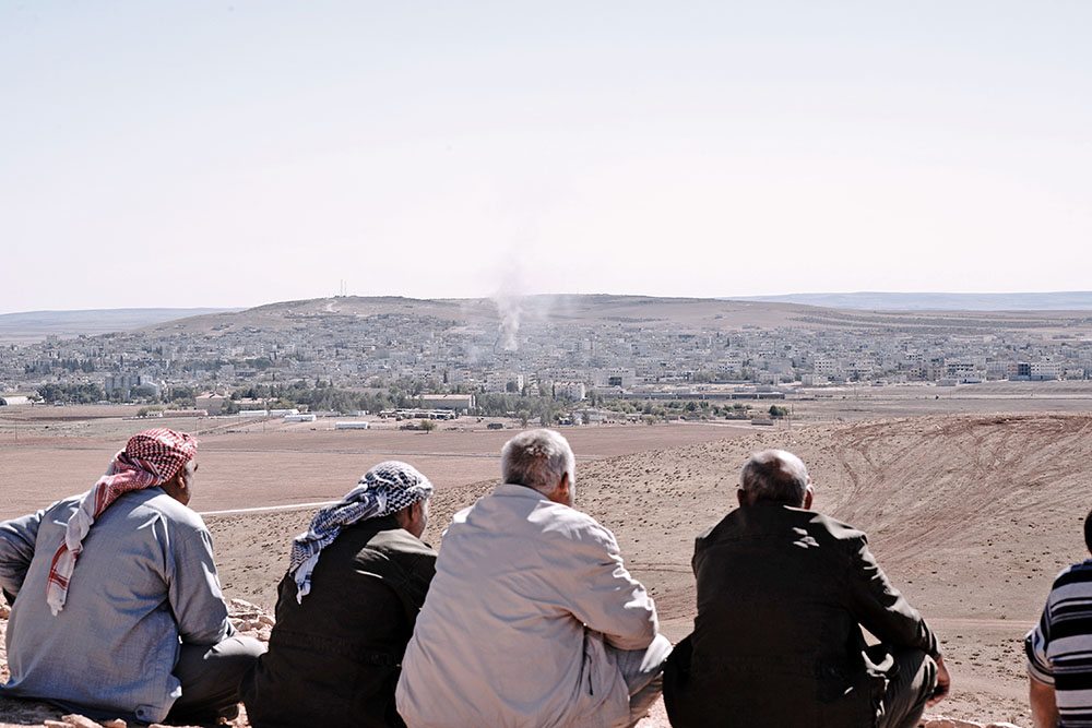 Жители Сирии наблюдают за военными действиями