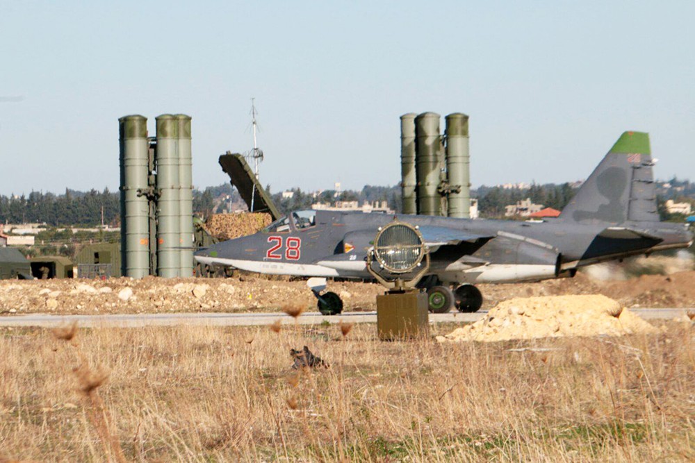 Зенитно-ракетные комплексы С-400 и штурмовик Су-25 группировки ВКС России в Сирии