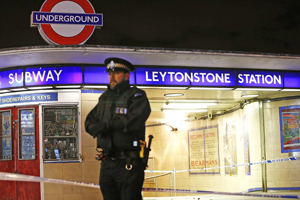 Полиция у входа в метро Лондона
