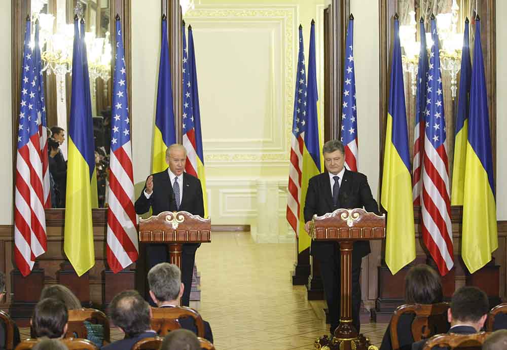 Вице-президент США Джо Байден и президент Украины Пётр Порошенко  