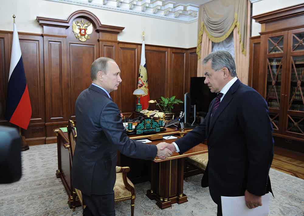 Президент России Владимир Путин и министр обороны России Сергей Шойгу во время встречи