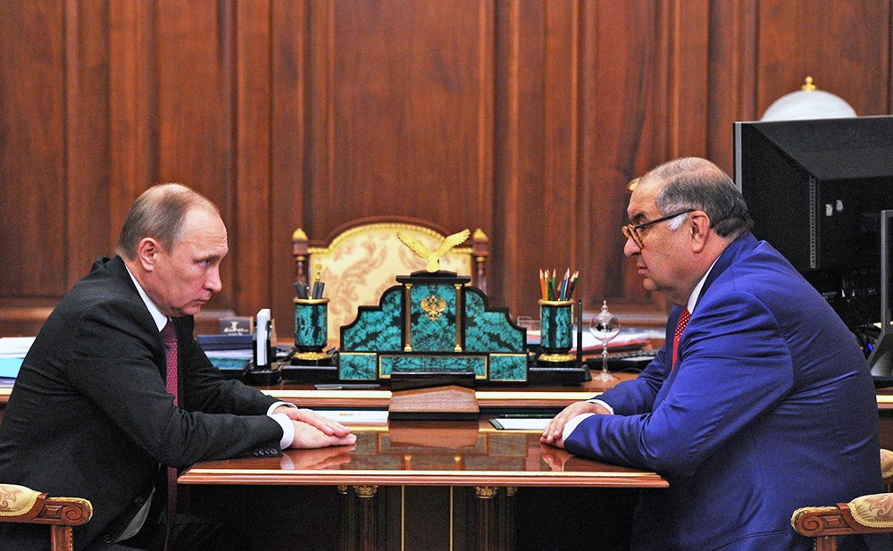 Президент России Владимир Путин и предприниматель Алишер Усманов