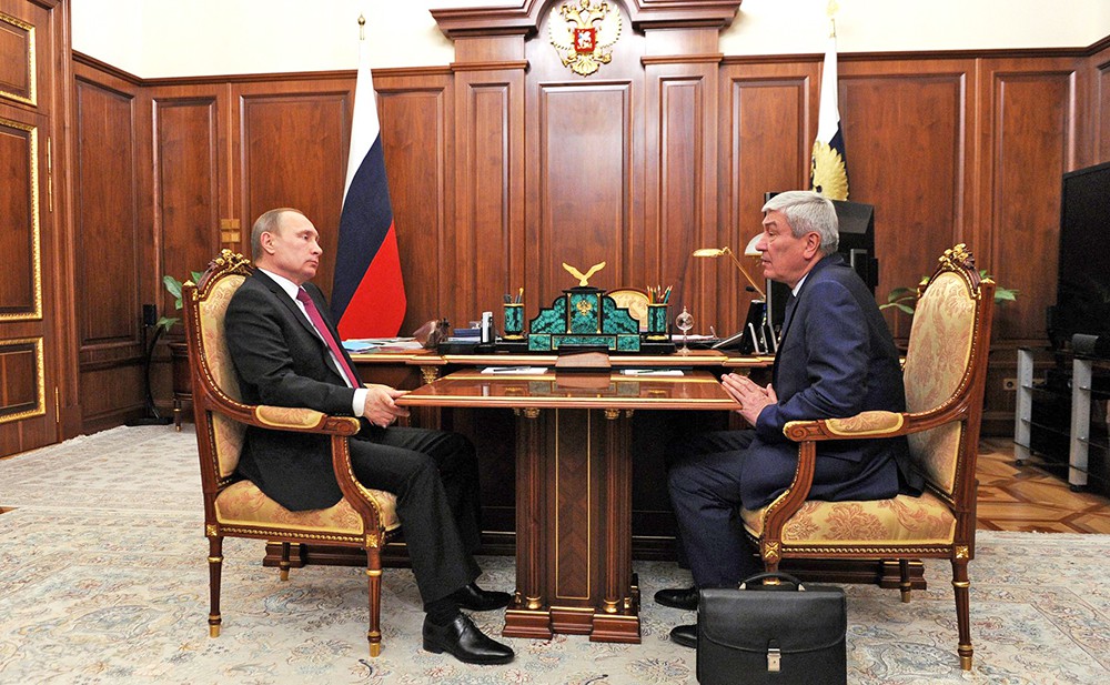 Президент России Владимир Путин и руководитель Федеральной службы по финансовому мониторингу Юрий Чиханчин