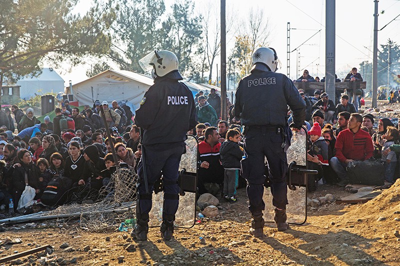 Мигранты прибывают в Европу