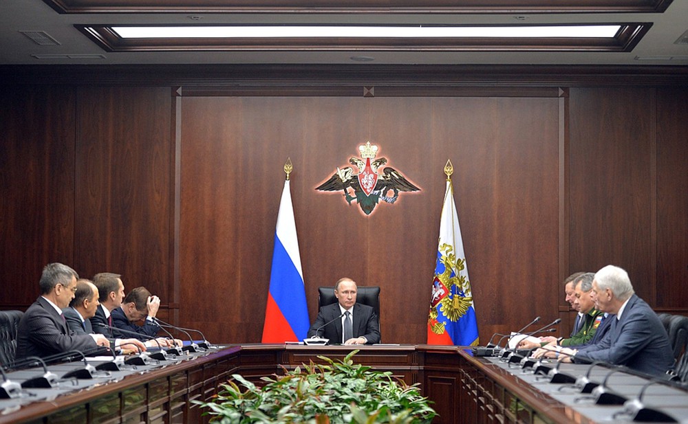 Владимир Путин провёл оперативное совещание с постоянными членами Совета безопасности