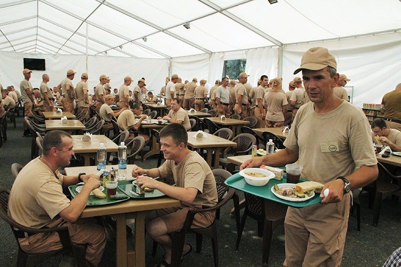 Военнослужащие России обедают на базе Хмеймим в Сирии
