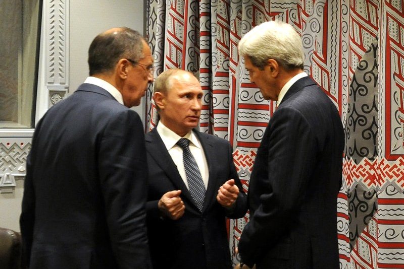 Сергей Лавров, Владимир Путин и Джон Керри (слева направо)