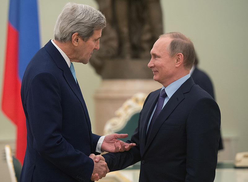 Президент России Владимир Путин и государственный секретарь США Джон Керри во время встречи
