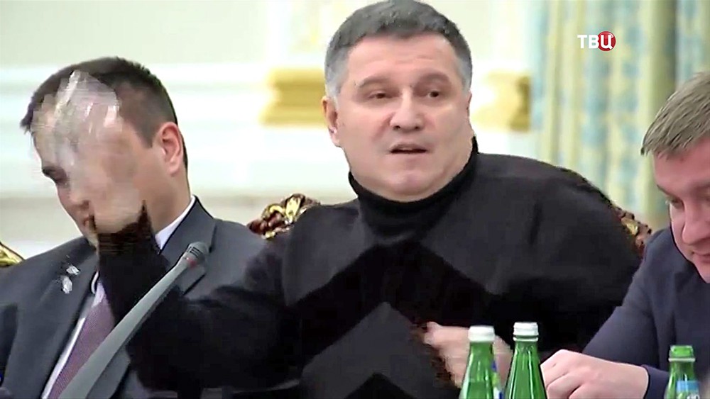 Арсен Аваков кидает стакан в Михаила Саакашвили