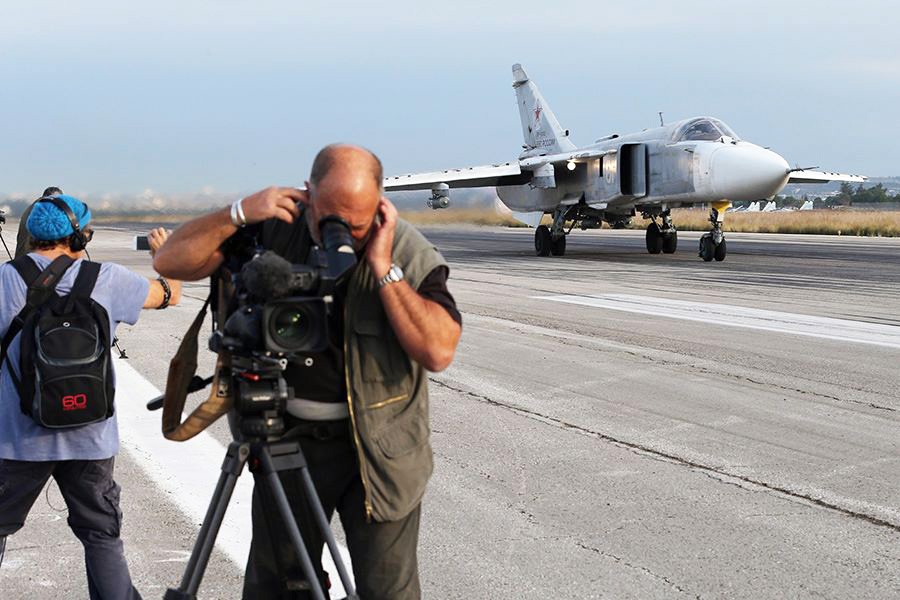 Пресса снимает взлёт истребителя Су-24 авиационной группировки ВКС России
