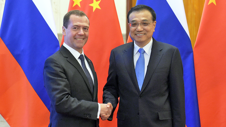 Премьер-министр России Дмитрий Медведев и премьер Госсовета КНР Ли Кэцян