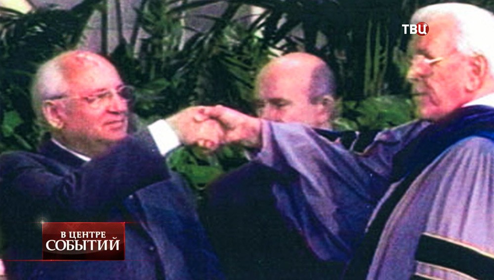 Михаил Горбачёв и телепроповедник Роберт Шуллер жмут руки