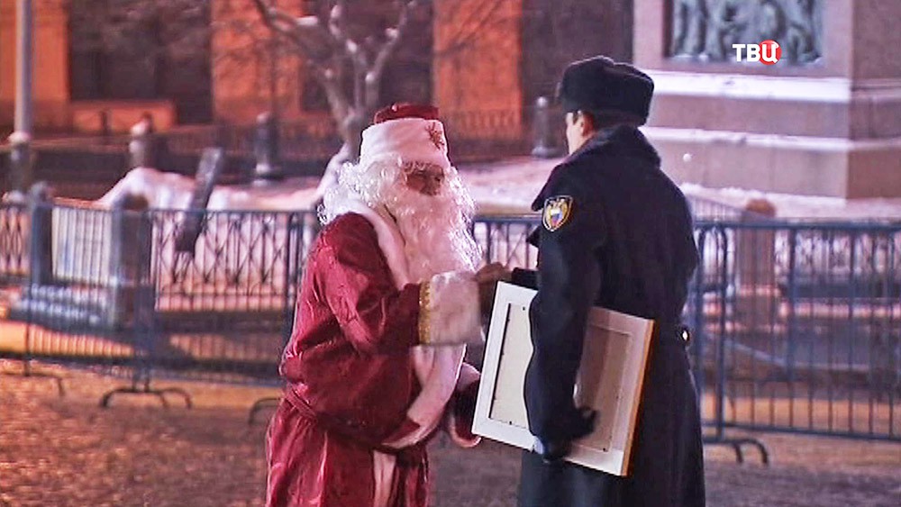 Главную новогоднюю елку привезли в Кремль