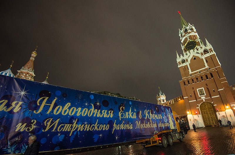 Грузовик ввозит главную Новогоднюю елку страны в ворота Спасской Башни Московского Кремля