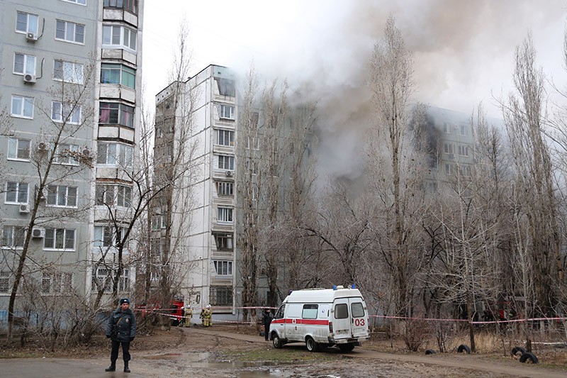 Пожар в разрушенном в результате взрыва бытового газа многоэтажном доме в Волгограде 