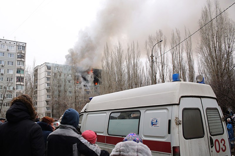 Пожар в разрушенном в результате взрыва бытового газа многоэтажном доме в Волгограде 