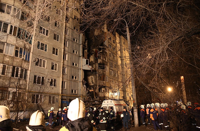 Сотрудники МЧС России у разрушенного в результате взрыва бытового газа многоэтажного дома в Волгограде 