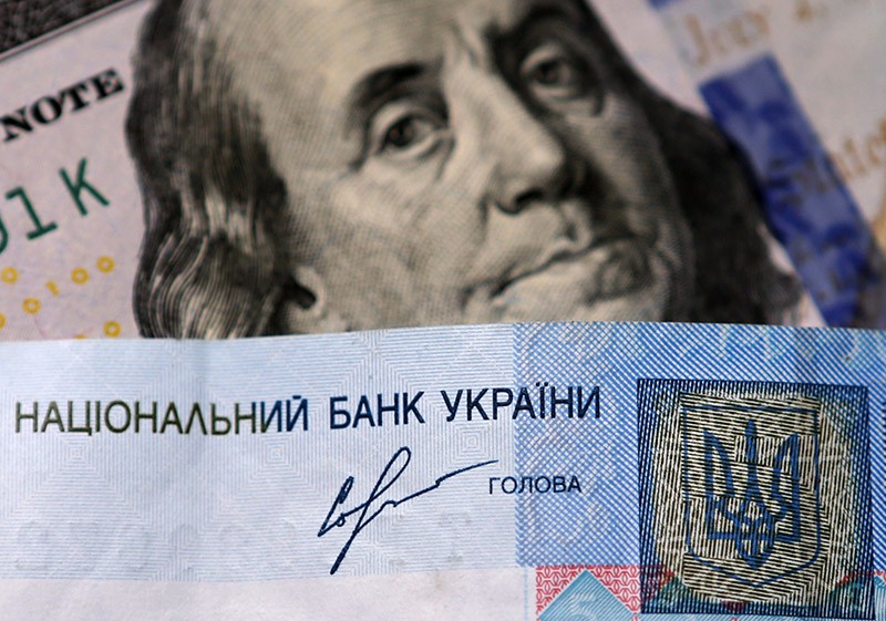 Денежные купюры долларов США и гривны Украины
