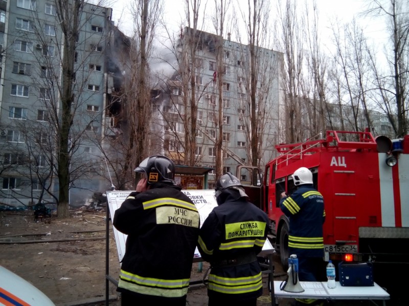 Сотрудники МЧС России у разрушенного в результате взрыва бытового газа многоэтажного дома в Волгограде  