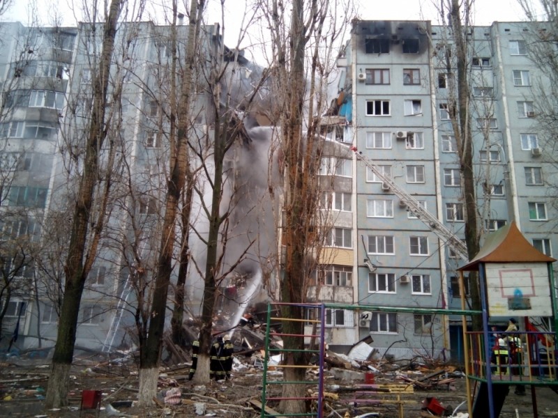 Сотрудники МЧС России у разрушенного в результате взрыва бытового газа многоэтажного дома в Волгограде  