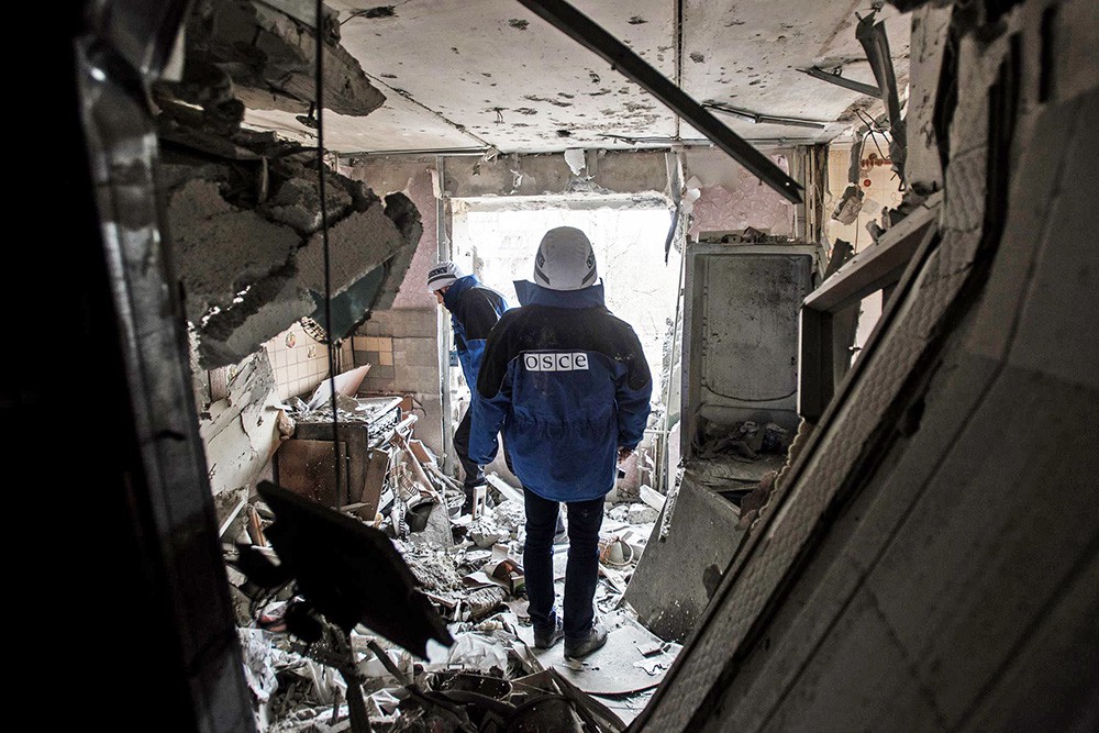 Наблюдатели ОБСЕ на месте обстрела в Донбассе