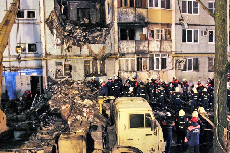 Сотрудники МЧС России на месте взрыва бытового газа в многоэтажном доме в Волгограде