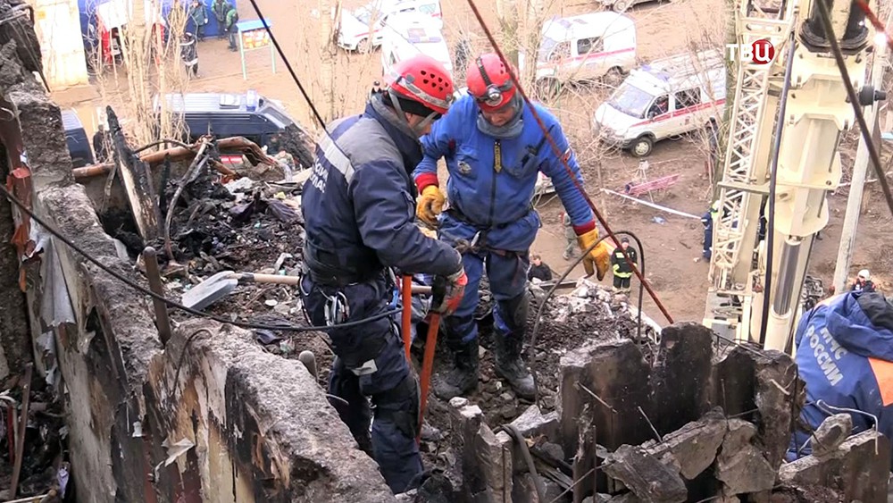 Сотрудники МЧС России на месте взрыва бытового газа