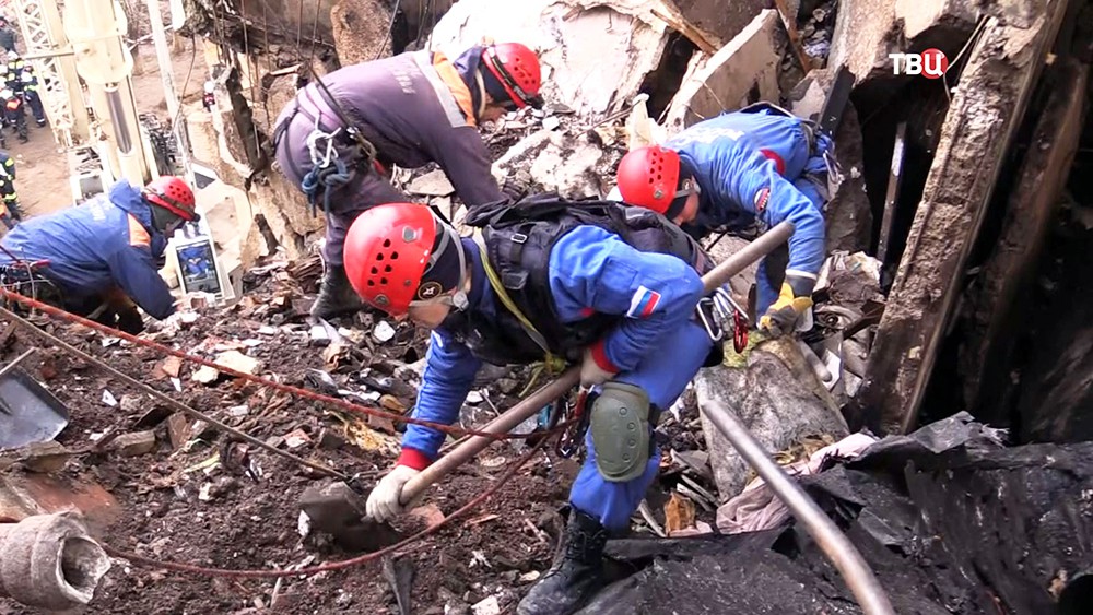 Сотрудники МЧС России на месте взрыва бытового газа в многоэтажном доме в Волгограде