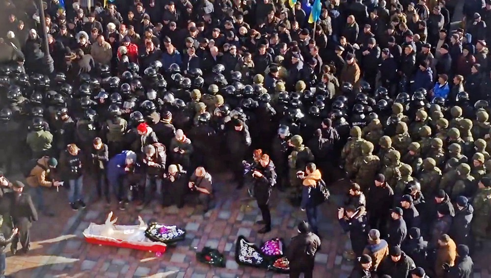 Свиная туша в гробу у здания Верховной Рады Украины