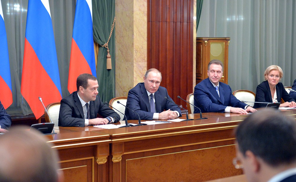 Владимир Путин и Дмитрий Медведев на совещании с членами правительства РФ