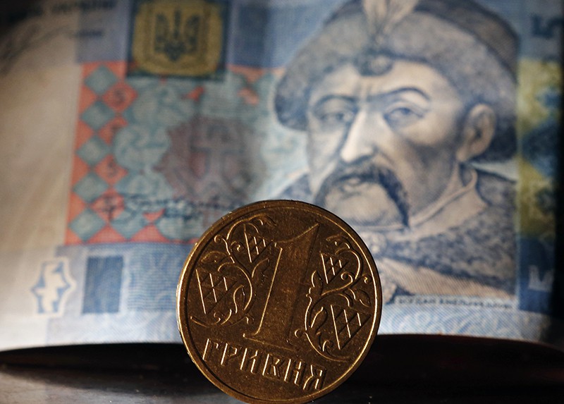 Денежные купюра и монета гривны Украины
