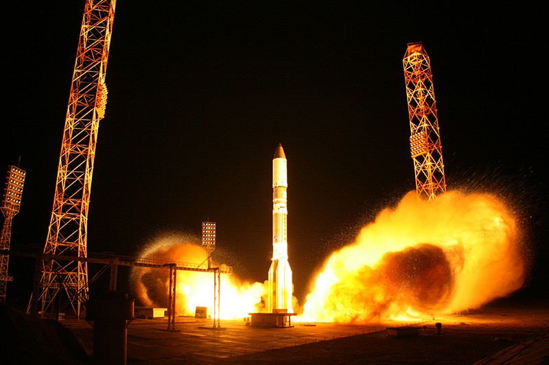 Старт ракеты-носителя "Протон-М" с телекоммуникационным космическим аппаратом "Экспресс"