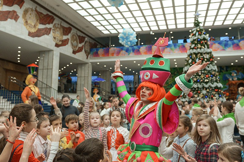 Дети играют с артистами во время новогоднего представления в Кремле 