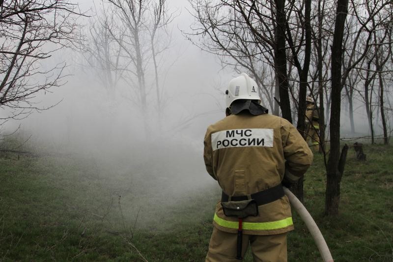 Сотрудник МЧС России во время тушения возгорания
