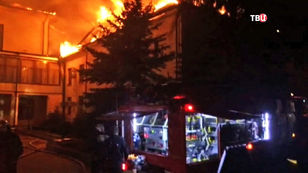 Пожарные на месте возгорания в санатории ФСБ