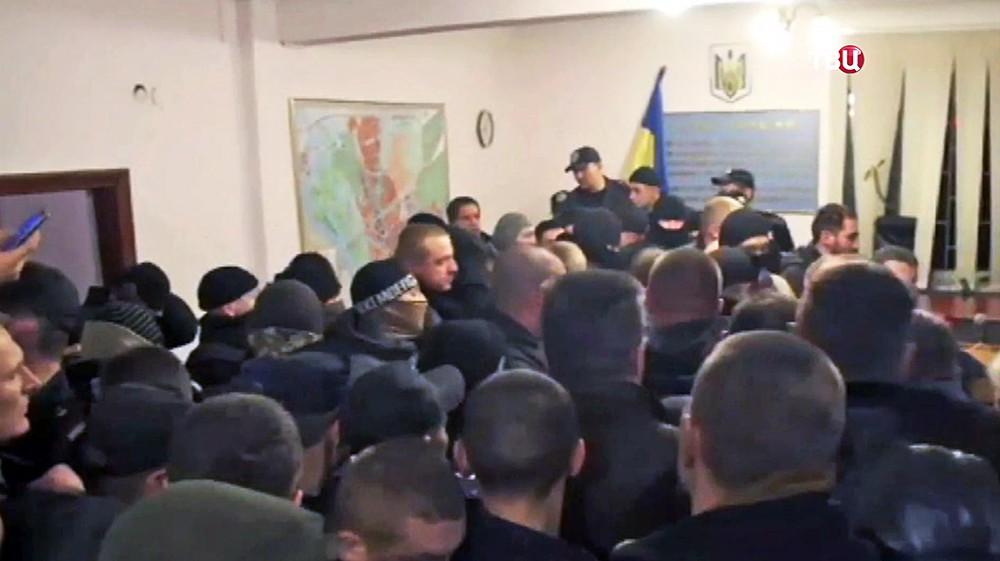 Драка в зале суда на Украине