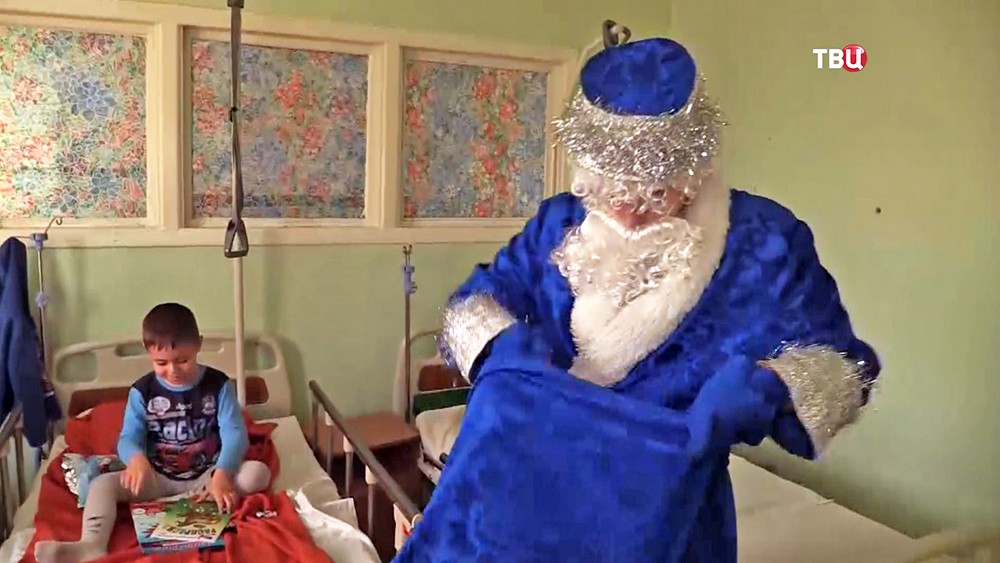 Дед Мороз дарит детям Крыма подарки