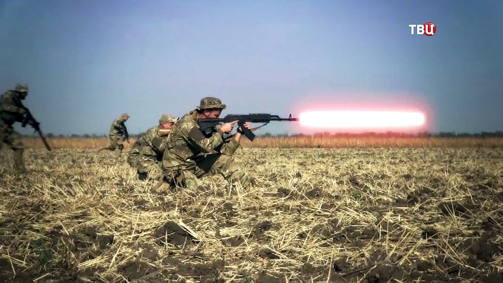 Бойцы украинского "Азов" стреляют из лазерных ружей
