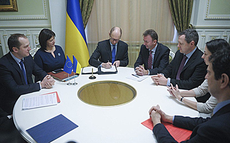 Арсений Яценюк подписывает соглашение с МВФ