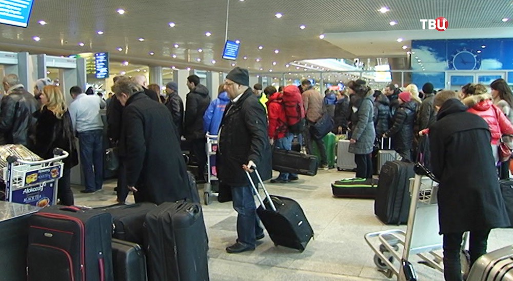 Пассажиры во время регистрации в аэропорту 
