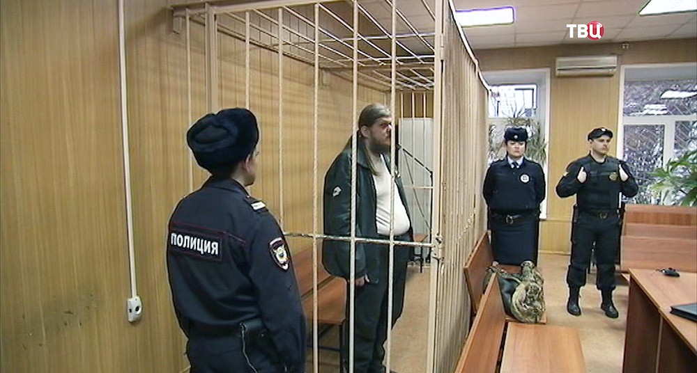 Андрей Попов, называющий себя "богом Кузей" в зале суда 