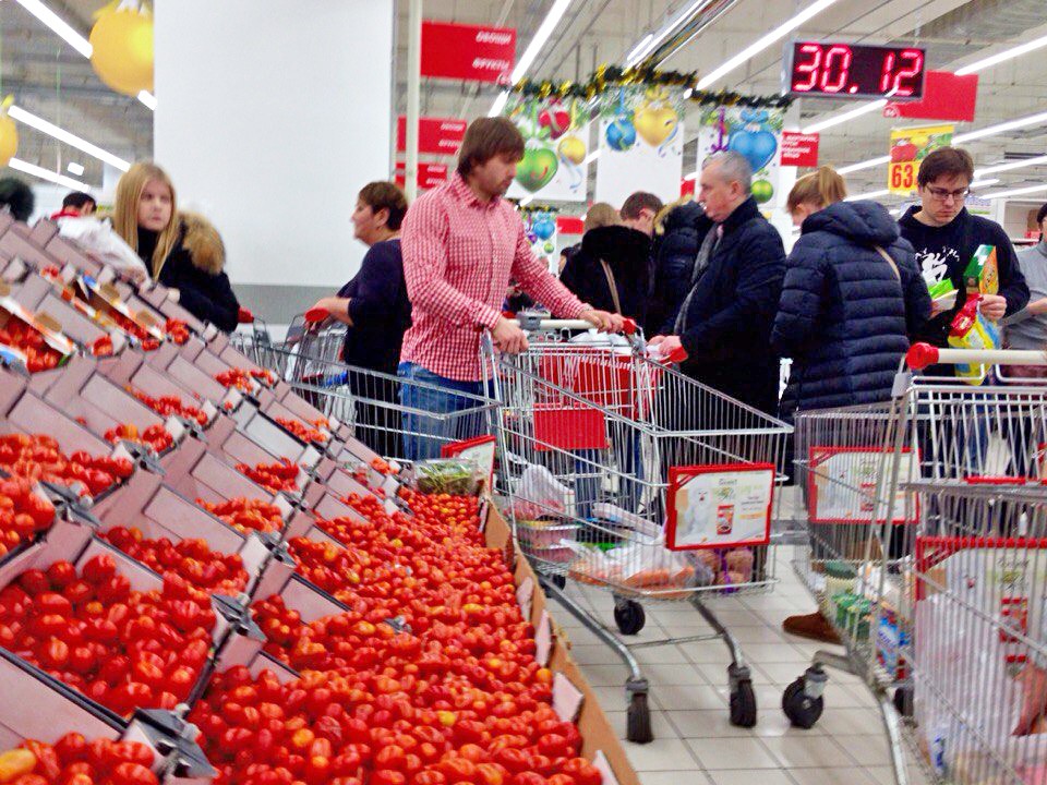 Покупатели в супермаркете  