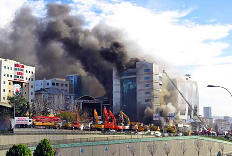 Два человека пострадали из-за пожара в отеле в центре Стамбула