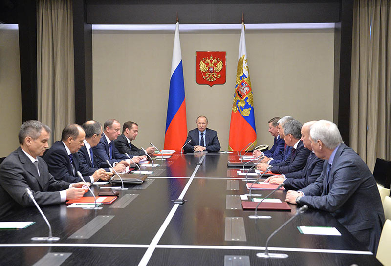 Президент России Владимир Путин проводит в резиденции Ново-Огарево совещание с членами Совета безопасности РФ