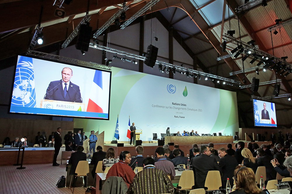 Президент России Владимир путин выступает на Климатический саммит в Париже