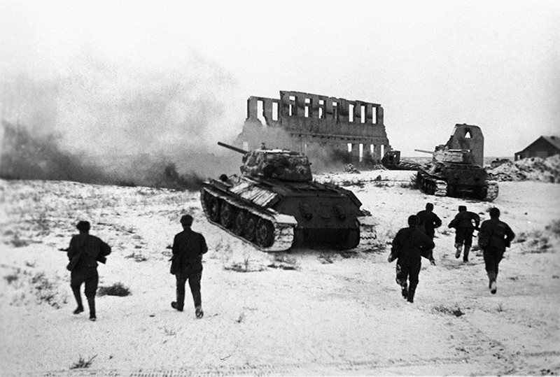 После непродолжительного затишья в начале октября, во время которого немцы готовились к новому удару по Сталинграду, утром 14-го числа 6-я немецкая армия начала решающее наступление на советские плацдармы у Волги. На фронте длиной 4 километра противник выставил пять дивизий. К 11 ноября после тяжелейших и кровопролитных боев немцам удалось прорваться к Волге на участке шириной 500 метров. 62-ая советская армия понесла огромные потери, некоторые дивизии насчитывала всего 300-500 бойцов