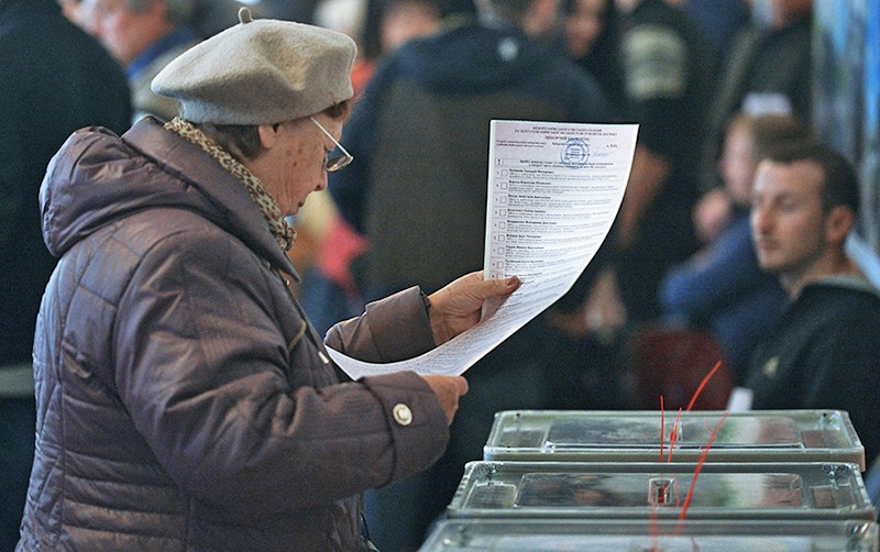 Женщина на избирательном участке в Киеве во время выборов в органы местного самоуправления