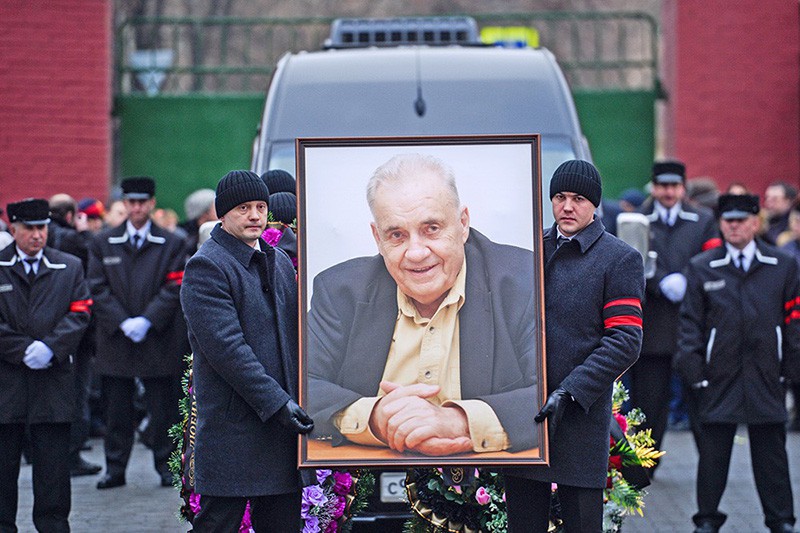 Церемония похорон кинорежиссера Эльдара Рязанова на Новодевичьем кладбище в Москве