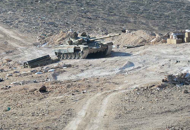 Танк Т-72 сирийской армии на передовой позиции